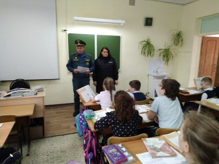 Профилактическая беседа с МЧС.